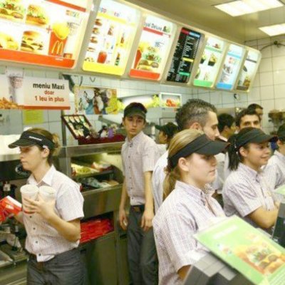 250 de euro, salariul unui angajat McDonald's